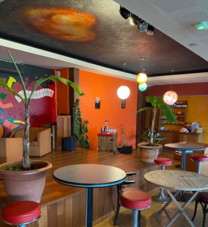 Intérieur et bar du bowling